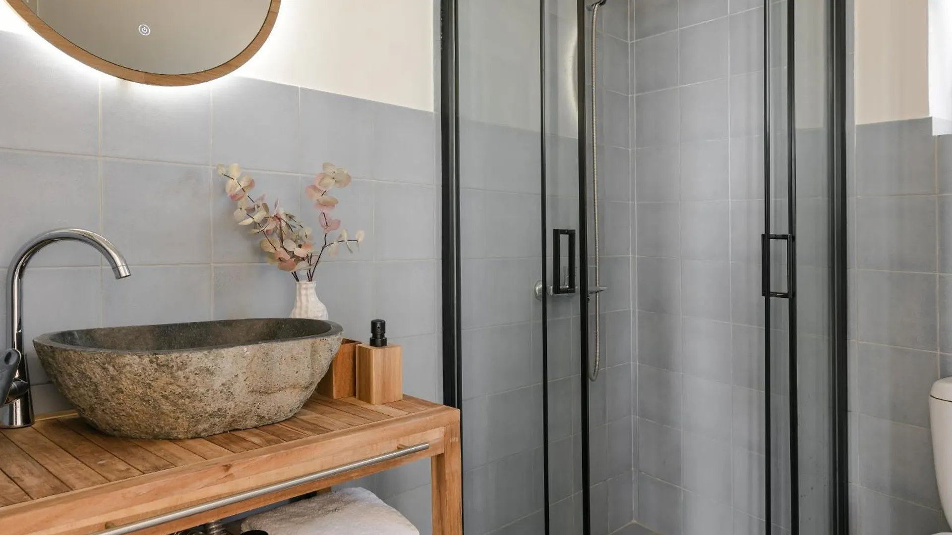 Absolute Villa By Stylish Stays Livathos