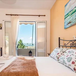 Apartment Aristotelis, Razata